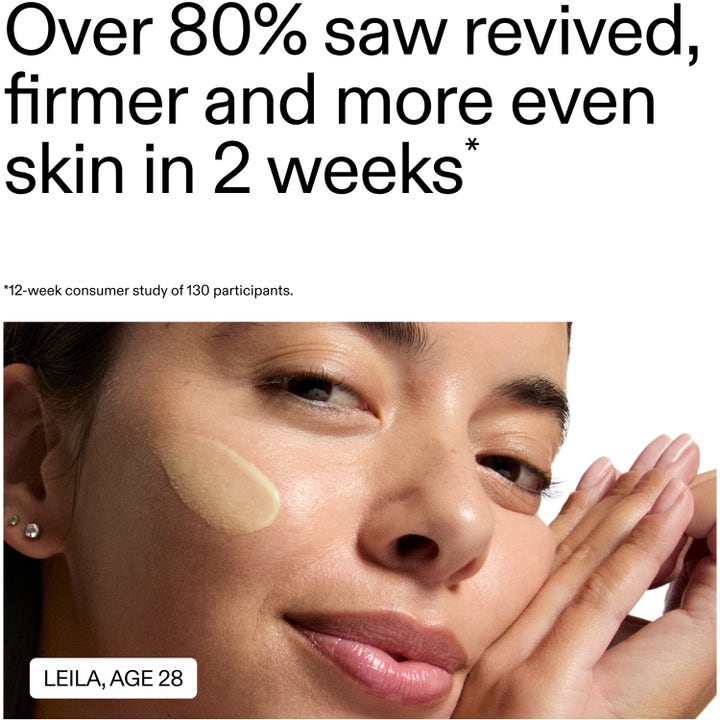 The INKEY List Starter Retinol Serum 30 ml kiinteyttävä seerumi ja keltainen koostumusvedos mallin iholla.