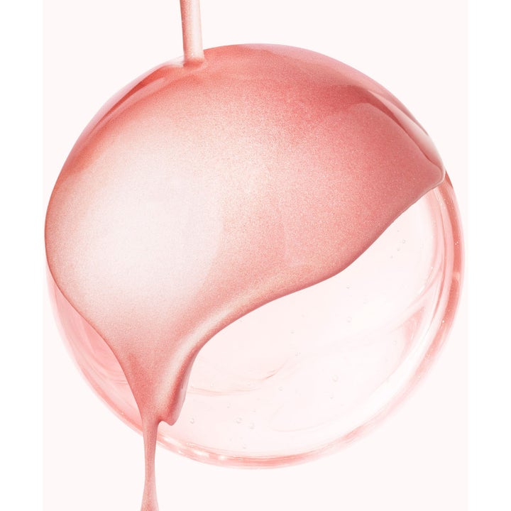 Nuxe Huile Prodigieuse Or Florale Roll-On 60 ml kimaltava vartaloöljy ja sen vaaleanpunainen helmiäishohtoinen koostumus.