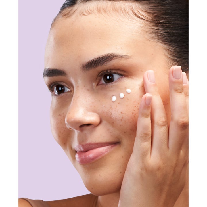 Exuviance Pro-Plump Hydrating Eye Cream 15 g kosteuttava silmänympärysvoide kolmena pisteenä silmän alla