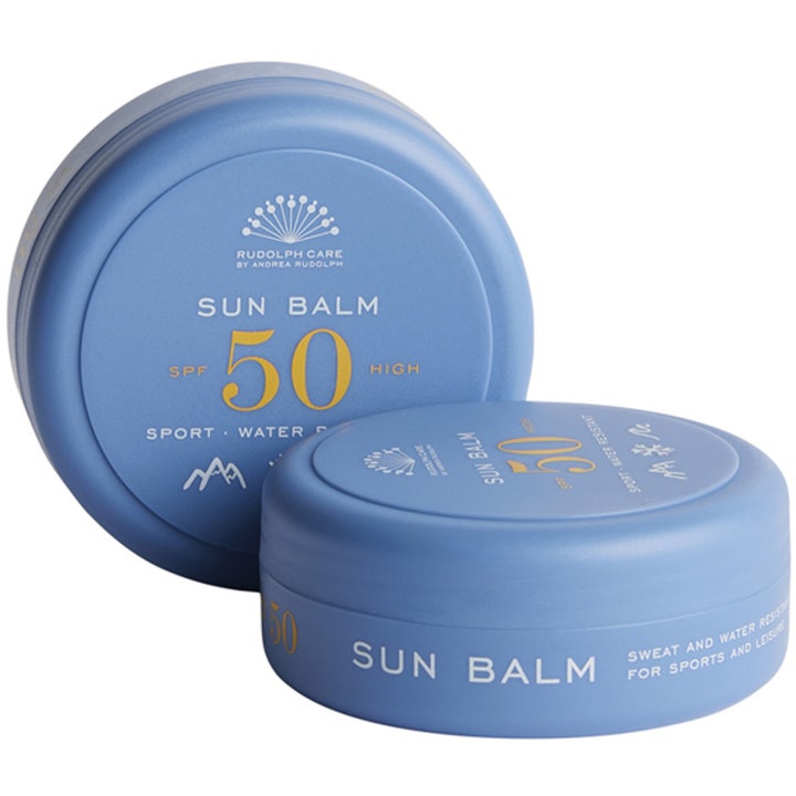 Rudolph Care Sun Balm SPF 50 suojaava aurinkovoide kahdessa sinisessä pyöreässä purkissa keltaisilla teksteillä