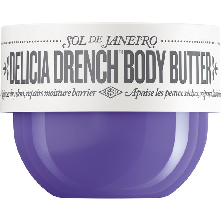 Sol de Janeiro Delícia Drench Body Butter kosteuttava vartalovoi purppuranvärisessä purkissa, jossa on valkoinen kansi.