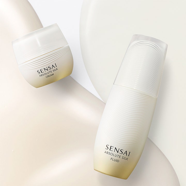 Sensai Absolute Silk Fluid 80 ml kosteuttava emulsiovoide ja kasvovoide tyylikkäissä valkoisissa pulloissa.