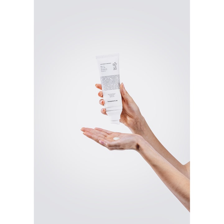 Niche Beauty Lab Transparent Lab Lightweight Sunscreen SPF50+ 100 ml aurinkovoide ja kevyt koostumus kämmenellä.