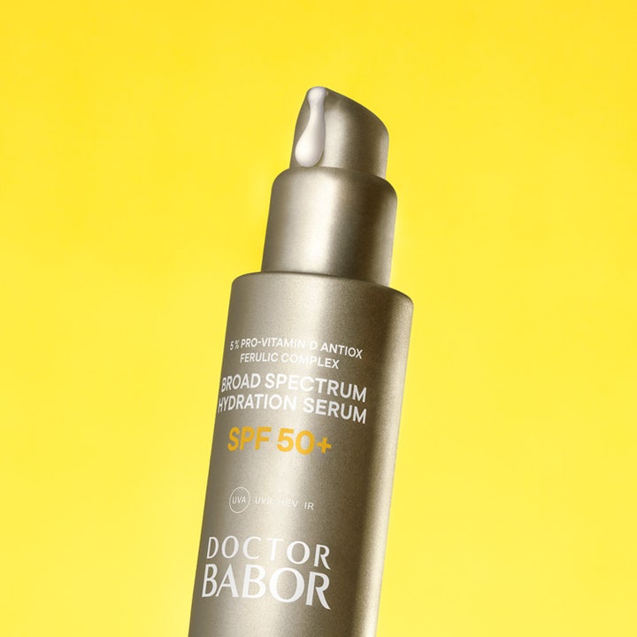 Babor DOC Broad Spectrum Hydration Serum 30 ml kosteuttava seerumi SPF 50+ harmaa pumppupullo keltaisella taustalla