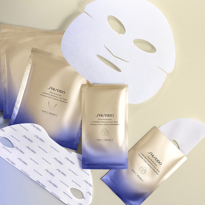 Shiseido Vital Perfection Liftdefine Radiance Face Mask 10 g kiinteyttävä sheet mask ja valkoiset kangasmaskit.