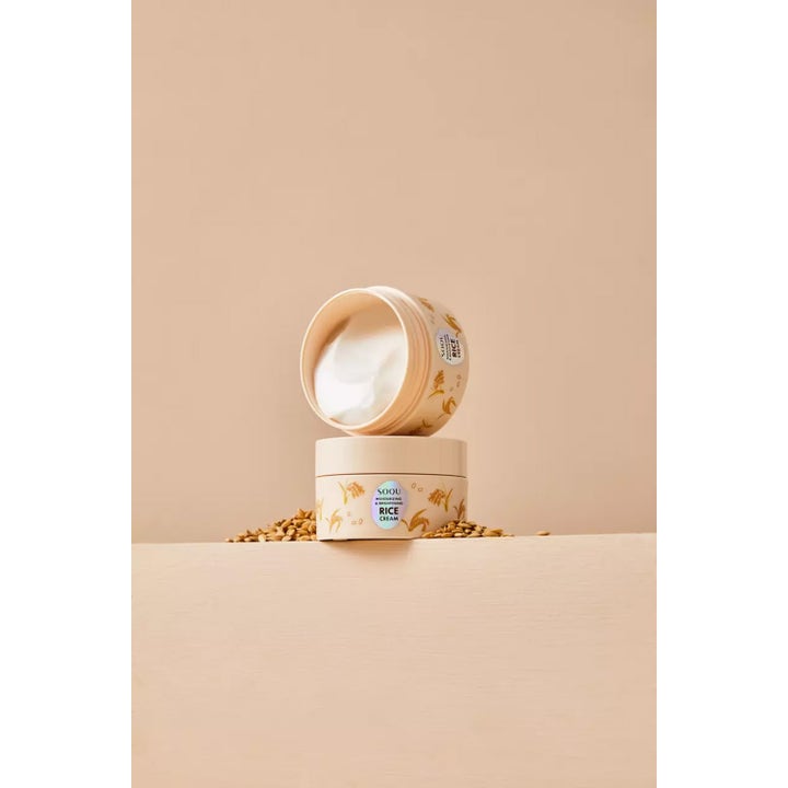 SOQU Rice Cream 70 ml kosteuttava kasvovoide vaaleassa purkissa riisinjyvien ympäröimänä.