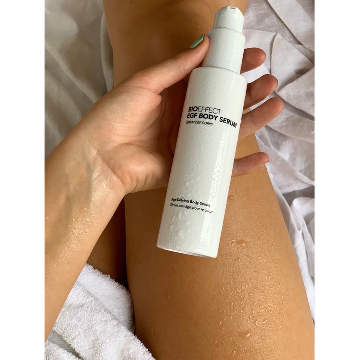 Bioeffect EGF Body Serum 120 ml kosteuttava vartaloseerumi valkoisessa pumppupullossa kostealla iholla