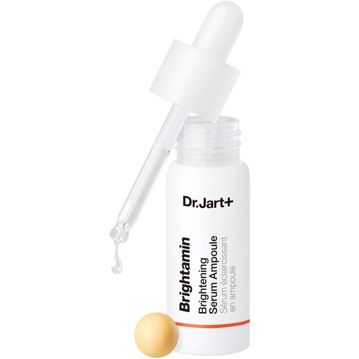 Dr.Jart+ Brightamin Brightening Serum Ampoule 8,08 g heleyttävä seerumi valkoisessa pullossa pipetin kera.