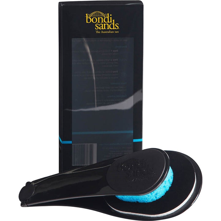 Bondi Sands Back Applicator itseruskettavan levitysväline selälle sinisellä vaihtotyynyllä ja mustalla pakkauksella.