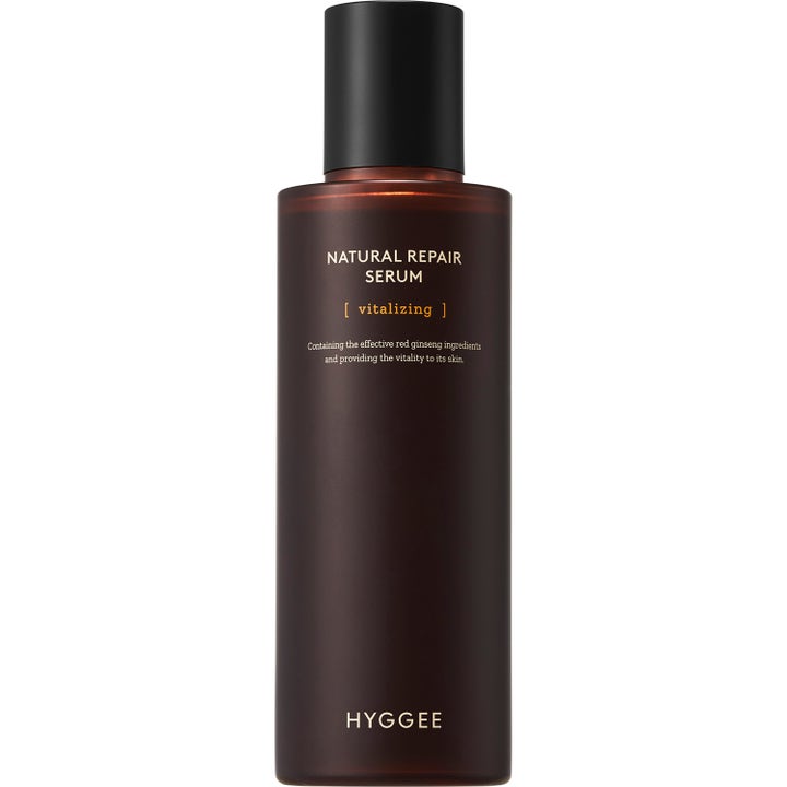 HYGGEE Natural Repair Serum elvyttävä seerumi punaisella ginsengillä tummanruskeassa pullossa mustalla korkilla.