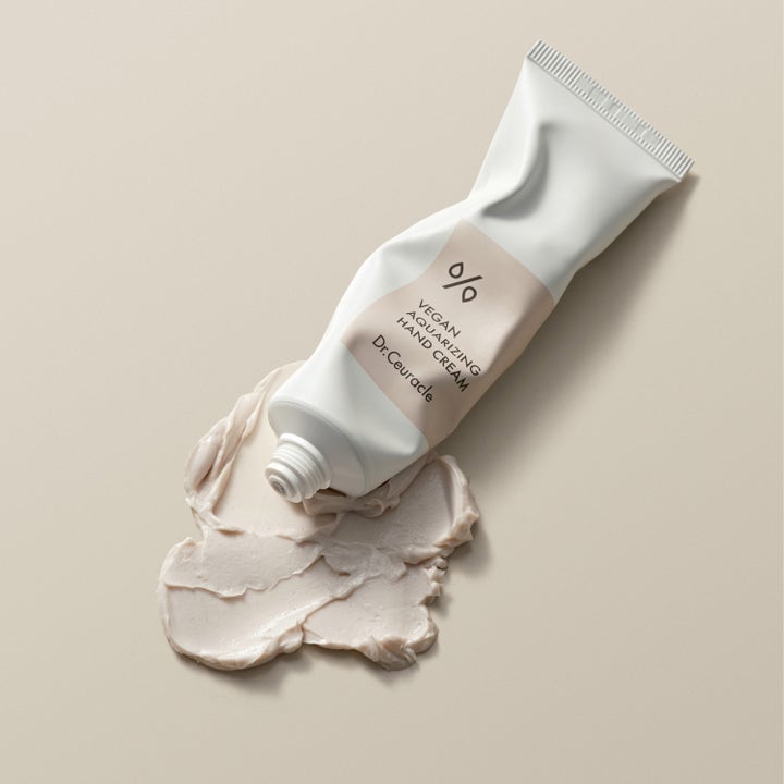 Dr. Ceuracle Vegan Aquarizing Hand Cream 50 ml kosteuttava käsivoide valkoisessa tuubissa ja täyteläistä tekstuuria.