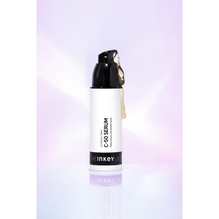 The INKEY List C-50 Serum 30 ml epäpuhtauksia hoitava seerumi, jossa on valuvaa kellertävää koostumusta.