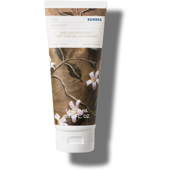 Korres Jasmine Body Smoothing Milk 200 ml pehmentävä vartalomaito valkoisessa tuubissa jossa on tyylikäs kukkakuvio.
