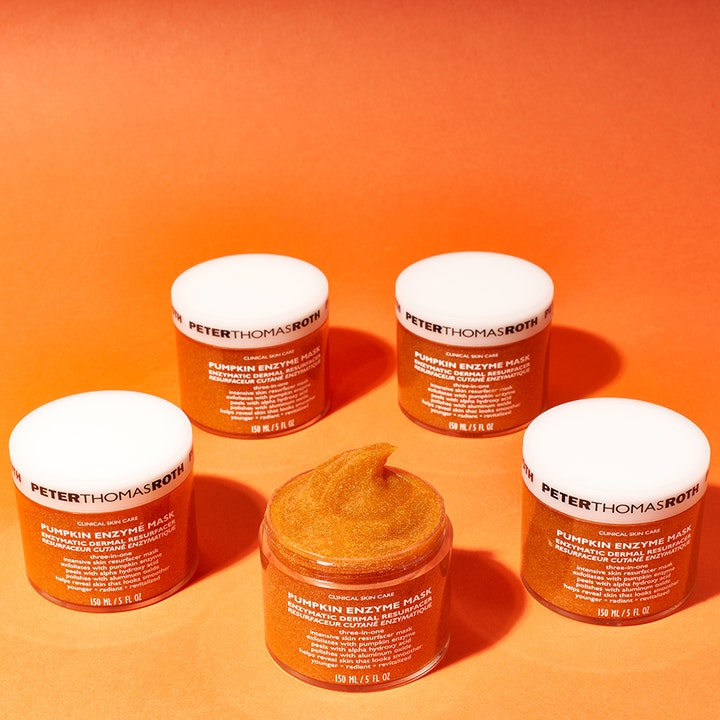 Peter Thomas Roth Pumpkin Enzyme Mask 150 ml kirkastava kasvonaamio, jonka rakeinen oranssi koostumus näkyy purkissa.