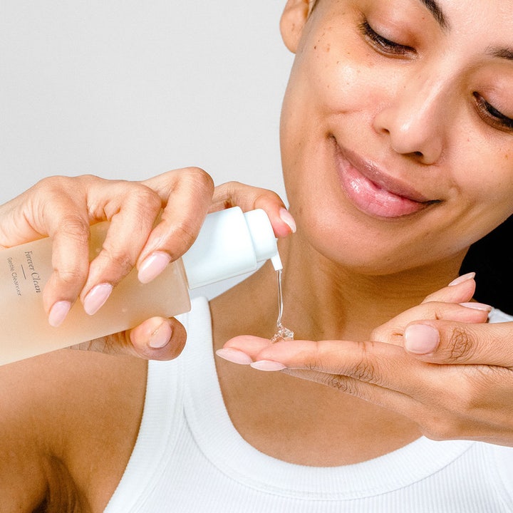 PÜR Forever Clean Gentle Cleanser 150 ml hellävarainen puhdistusaine kirkas geeli pumpataan kämmenelle