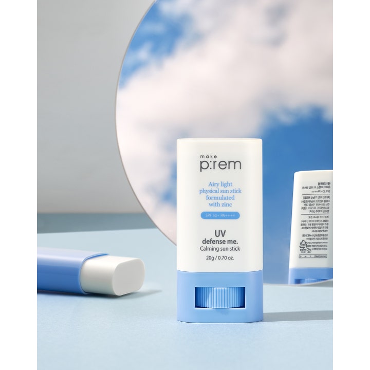 Make Prem UV Defense Me Calming Sun Stick 20 g rauhoittava aurinkosuojapuikko sinkillä peilin edessä.