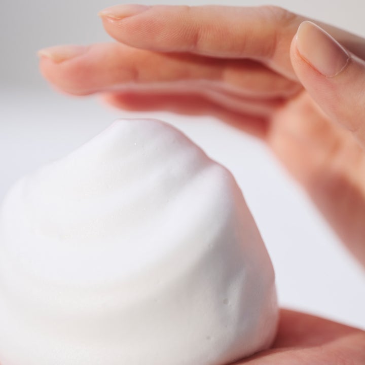 Sensai Silky Purifying Creamy Soap N 125 ml kasvojenpuhdistusaine muodostaa pehmeän ja täyteläisen valkoisen vaahdon.