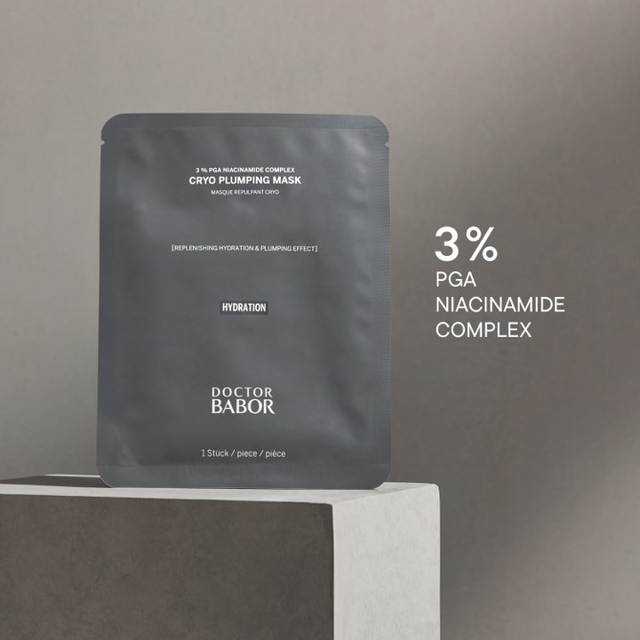 Babor DOC Cryo Plumping Mask 1 kpl kosteuttava kangasmaski harmaassa pakkauksessa, jossa on 3 % niasiiniamidia.