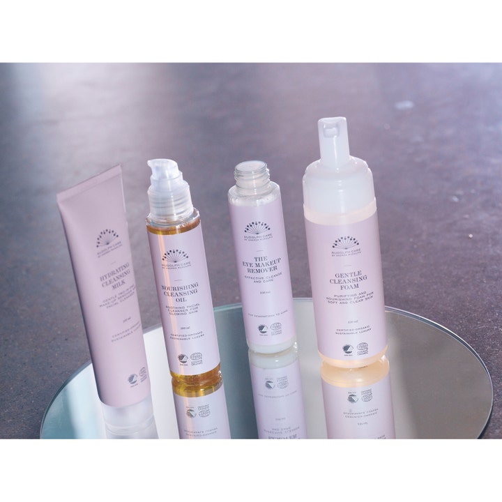 Rudolph Care The Eye Makeup Remover 100 ml puhdistava silmämeikin poistoaine osana neljän tuotteen sarjaa peilin päällä.