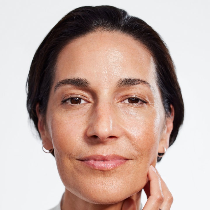 Clinique Smart Clinical Repair SPF30 Wrinkle Correcting Cream 50 ml ryppyjä silottava päivävoide ja lähikuva naisen kasvoista.