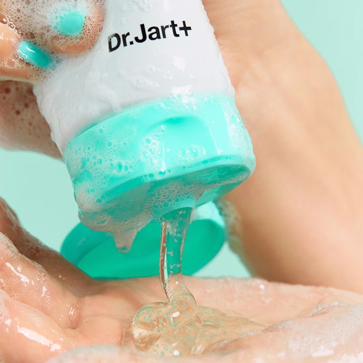 Dr.Jart+ Pore-remedy Renewing Foam Cleanser 150 ml puhdistusaine, kirkas geeli ja mintunvihreä korkki vaahtoisissa käsissä.