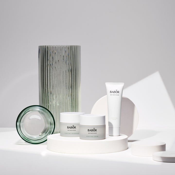 Babor Purifying Cream rich 50 ml puhdistava kasvovoide huurretussa lasipurkissa valkoisella alustalla osana asetelmaa.