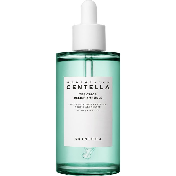 SKIN1004 Madagascar Centella Tea-Trica Relief Ampoule 100 ml rauhoittava seerumi vihreässä lasipullossa.