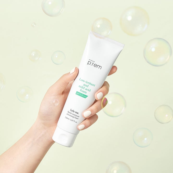 Make Prem Safe Me. Relief Moisture Cleansing Foam 150 ml puhdistusvaahto kädessä saippuakuplien keskellä.