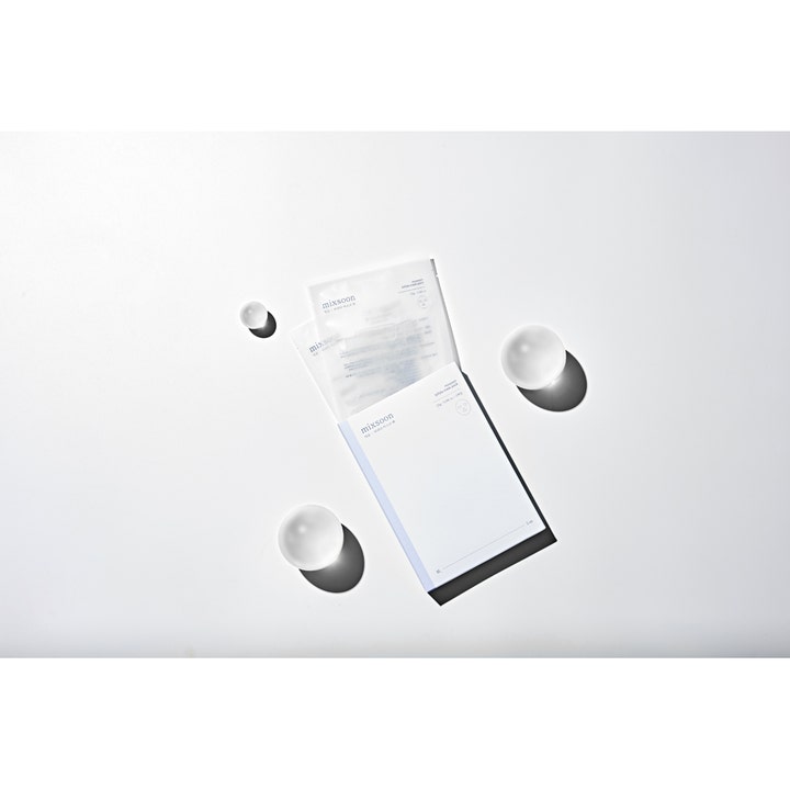 Mixsoon Bifida Mask Pack 5 kpl vahvistava kangasmaski valkoisessa pakkauksessa ja pusseissa minimalistisella taustalla.