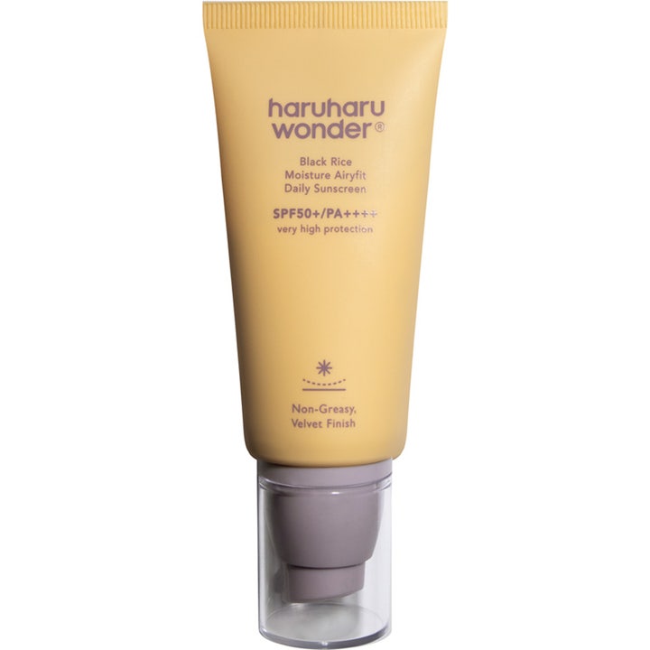Haruharu Wonder Black Rice Moisture Airyfit Daily Sunscreen aurinkovoide keltaisessa tuubissa violetilla pumpulla