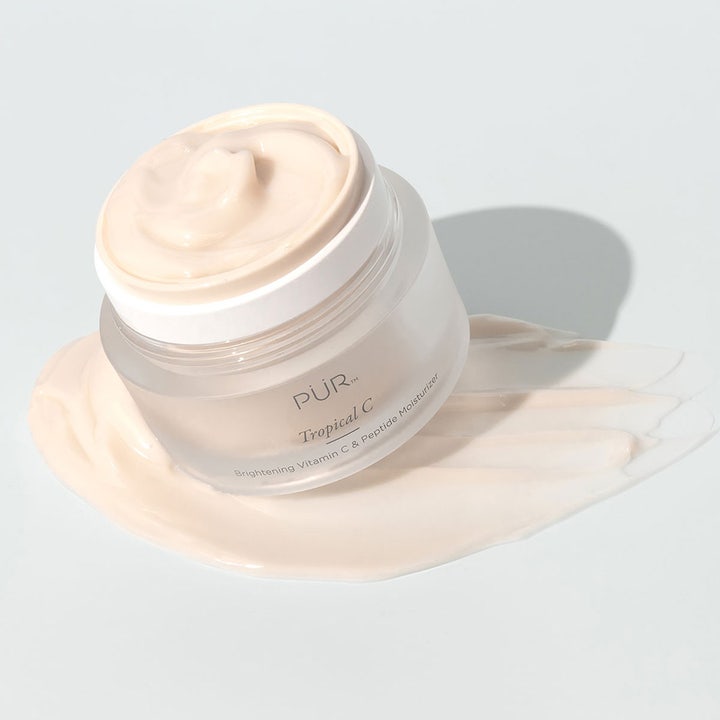 PÜR Tropical C Brightening Vitamin C & Peptide Moisturizer 50 ml kirkastava kasvovoide ja kermainen vaalea koostumus