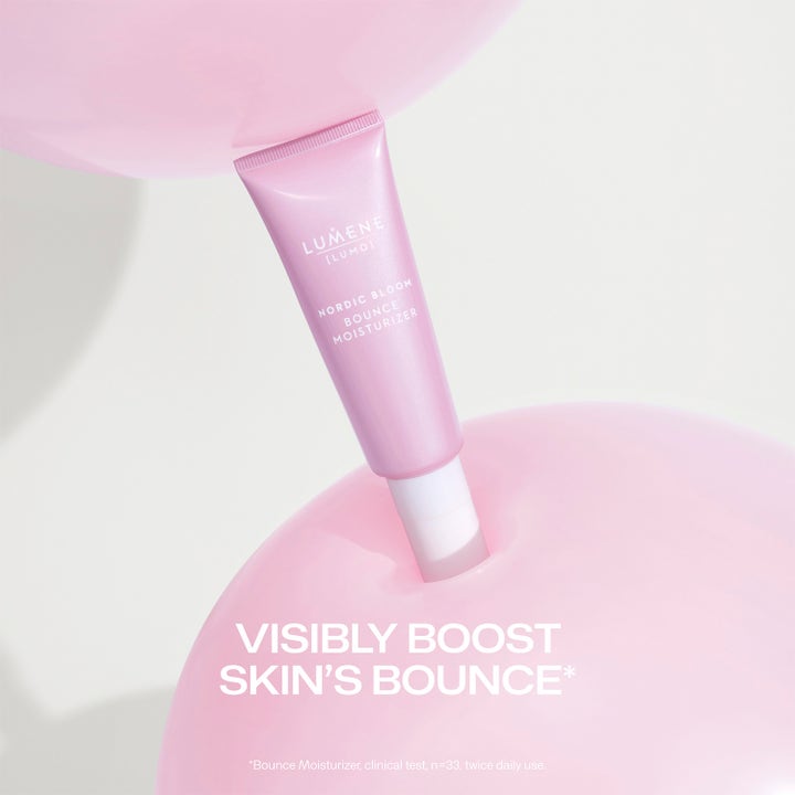 Lumene Nordic Bloom Bounce Moisturizer 50 ml kosteuttava päivävoide vaaleanpunaisessa tuubissa pinkkien pallojen välissä.