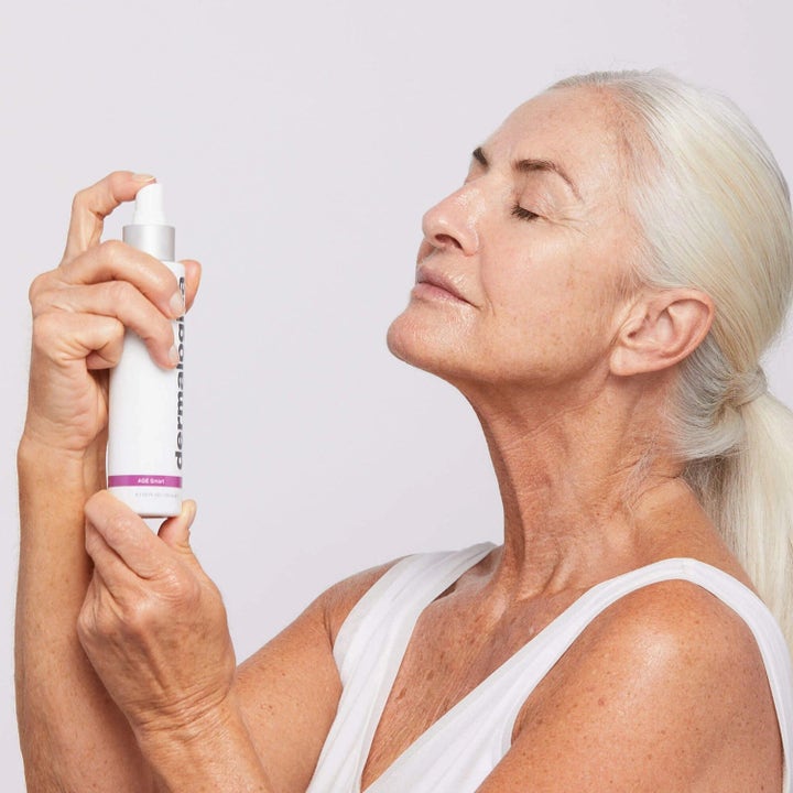 Dermalogica Antioxidant Hydramist 300 ml kosteuttava kasvosuihke nainen suihkuttaa valkoista pulloa iholleen