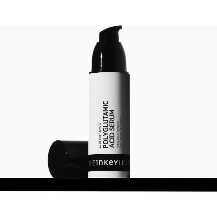 The INKEY List Polyglutamic Acid Serum 30 ml kosteuttava seerumi valkoisessa pumppupullossa ja pahvipakkauksessa.