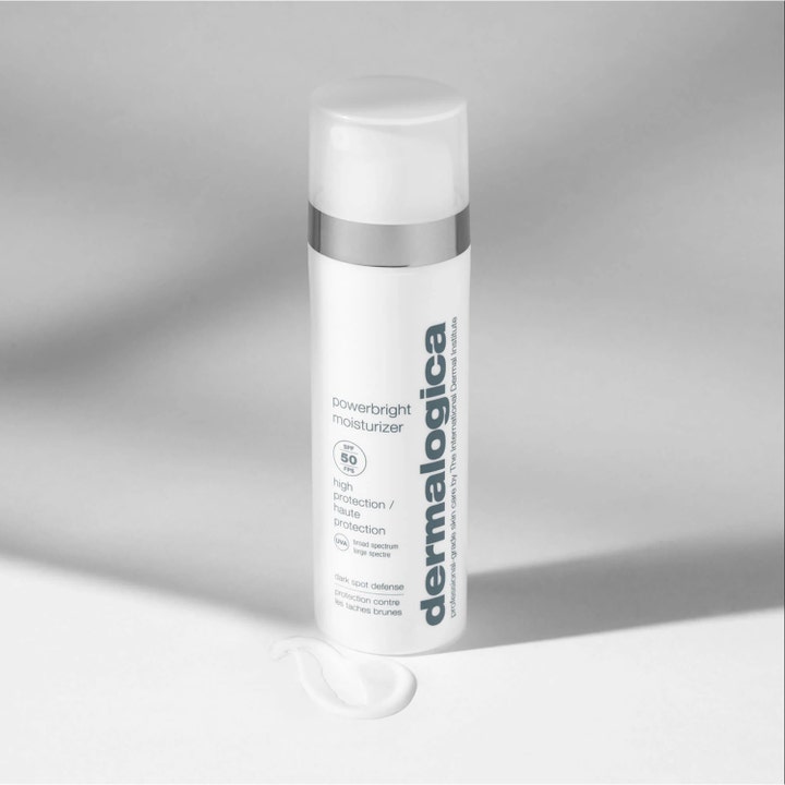 Dermalogica Powerbright Moisturizer 50 ml aurinkovoide SPF 50 valkoisessa pumppupullossa ja voidemainen tekstuuri