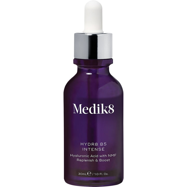 Medik8 Hydr8 B5 Intense 30 ml kosteuttava hyaluronihapposeerumi purppurassa lasipullossa hopeisella pipetillä
