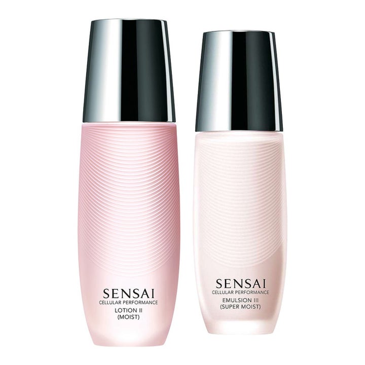 Sensai Cellular Performance Lotion II ja Emulsion III kosteuttava hoitovesi ja emulsio vaaleanpunaisissa aaltokuvioisissa pulloissa