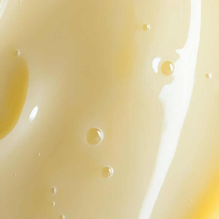 MANTLE The Lite Cream 50 ml energisoiva päivävoide, jonka kevyt ja kellertävä geelikoostumus antaa hehkua.