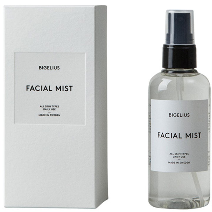 Bigelius Facial Mist kosteuttava kasvosuihke kirkkaassa suihkepullossa mustalla pumpulla ja valkoisella kotelolla