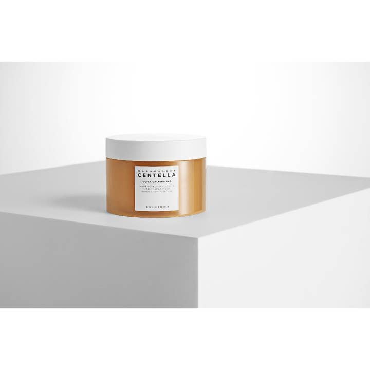 SKIN1004 Madagascar Centella Quick Calming Pad 130 ml rauhoittava täsmähoito ruskeassa purkissa valkoisella kannella.