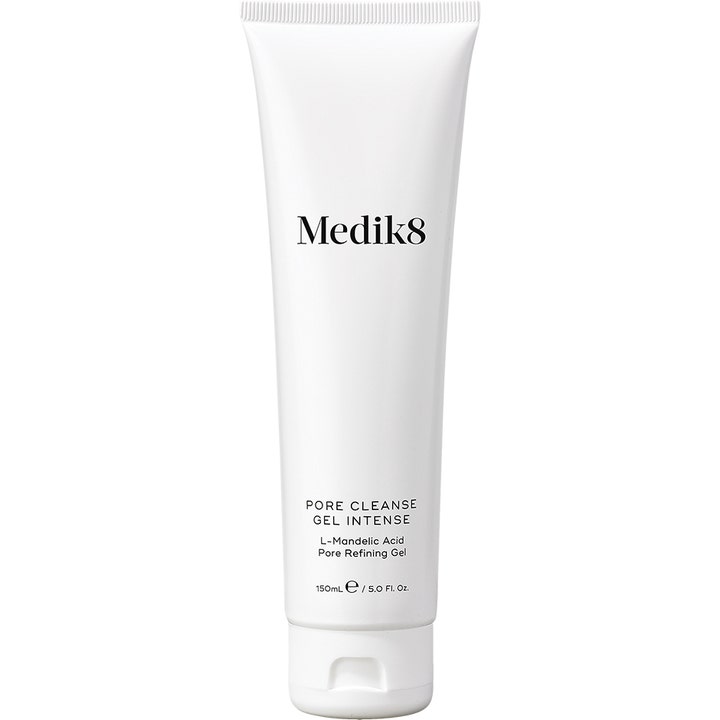 Medik8 Pore Cleanse Gel Intense 150 ml syväpuhdistava geeli supistaa ihohuokosia tyylikkäässä valkoisessa tuubissa.