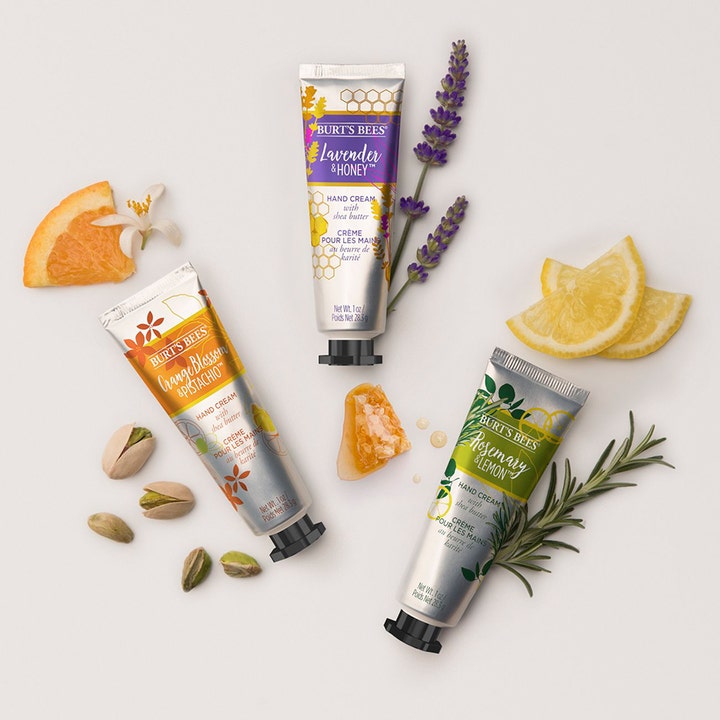 Burt's Bees Mini Handcream Lavender & Honey 28,3 g kosteuttava käsivoide laventelin ja sitruunaviipaleiden keskellä.
