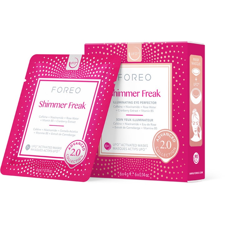 FOREO Shimmer Freak 6x4g kirkastava silmänympärysnaamio kofeiinilla pinkissä pilkullisessa pakkauksessa ja pussissa