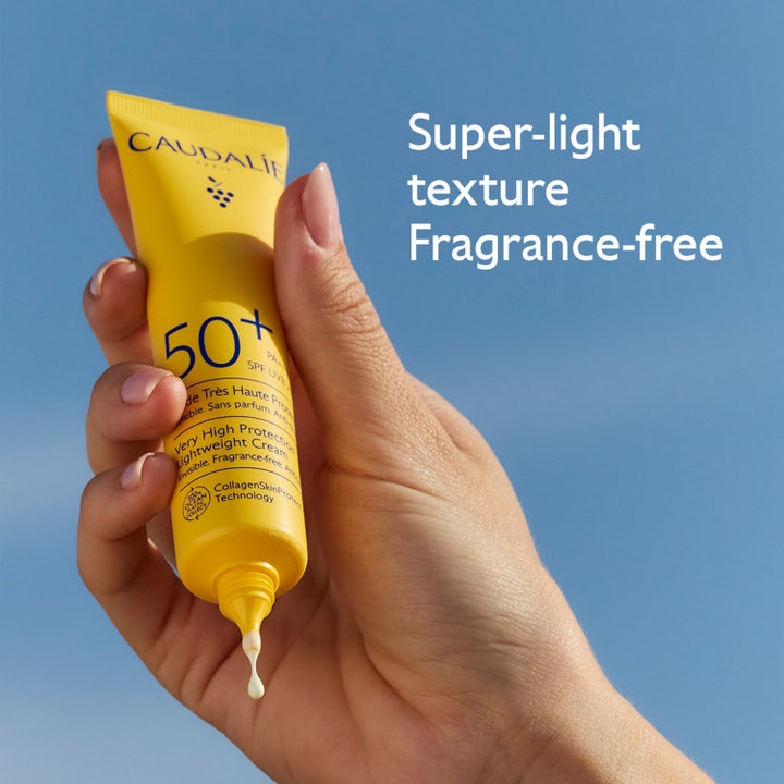 Caudalie Vinosun Lightweight Fluid SPF50 40 ml hajusteeton aurinkovoide kasvoille keltaisessa tuubissa, kevyt koostumus.
