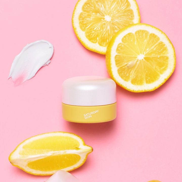 Saturday Skin Yuzu Vitamin C Bright Eye Cream 15 ml kirkastava silmänympärysvoide keltaisessa purkissa yuzu-viipaleiden kera.