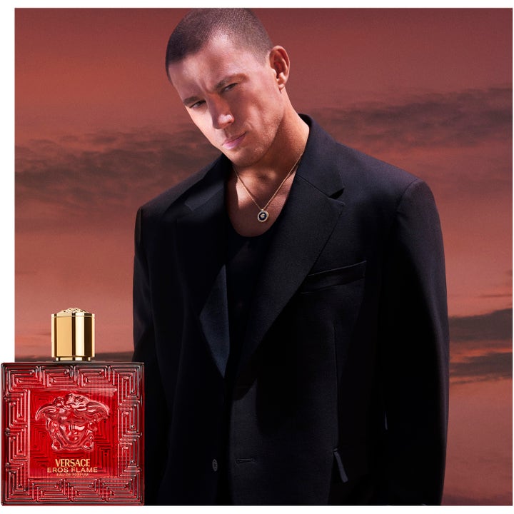 Versace Eros Flame Pour Homme Deo Spray 100 ml miesten deodorantti punainen pullo ja mies mustassa bleiserissä