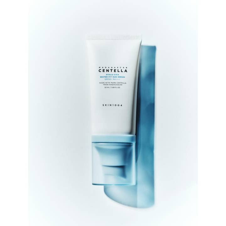 SKIN1004 Madagascar Centella Hyalu-Cica Sun serum 50 ml kosteuttava SPF50+ aurinkoseerumi vaaleansinisellä korkilla