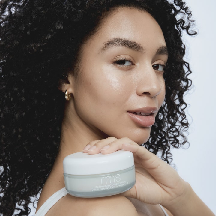 RMS Beauty Coconut Clean Cleansing Balm 100 g puhdistava kookosbalmi mallin olkapäällä heleyttämässä ihoa
