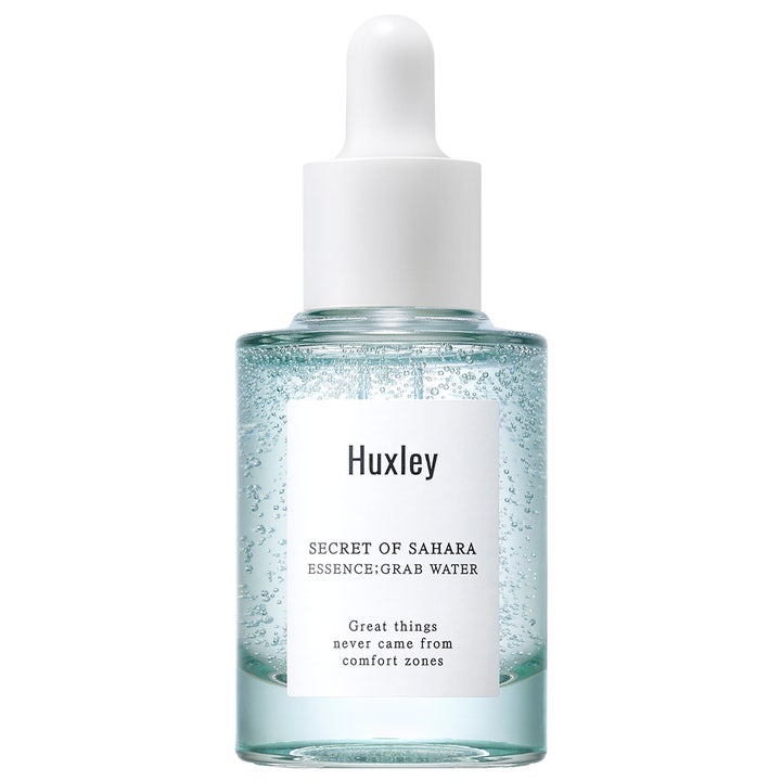 Huxley Secret of Sahara Essence Grab Water 30 ml kosteuttava seerumi lasipullossa valkoisella pipetillä ja sinisellä nesteellä