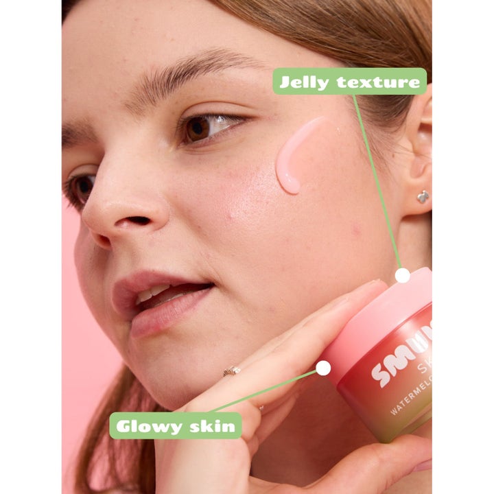 Smuuti Skin Watermelon Jelly Cream 50 ml kosteusvoide luo glowy skin -ilmeen ja siinä on vaaleanpunainen jelly texture